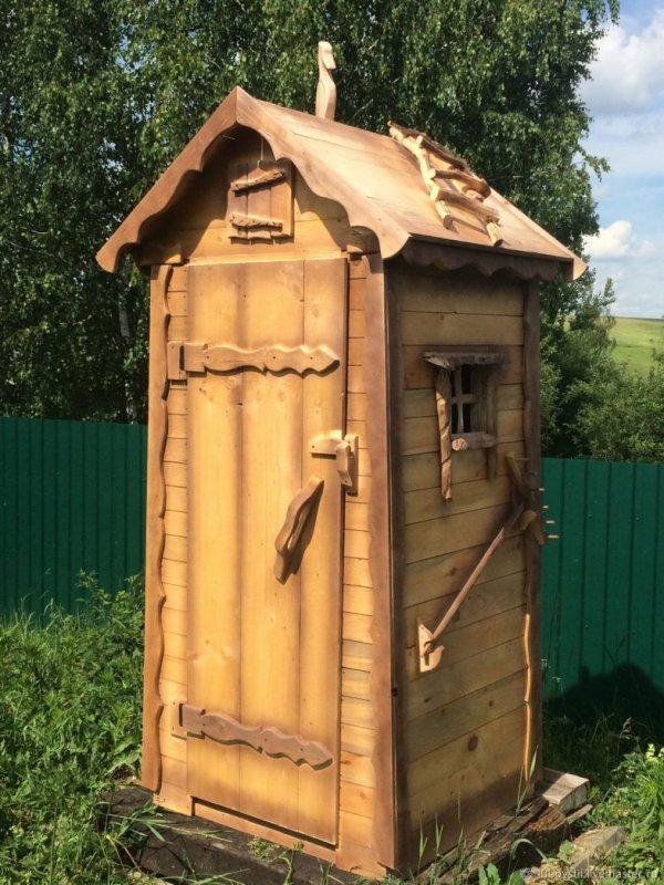 Туалет дачный деревянный
