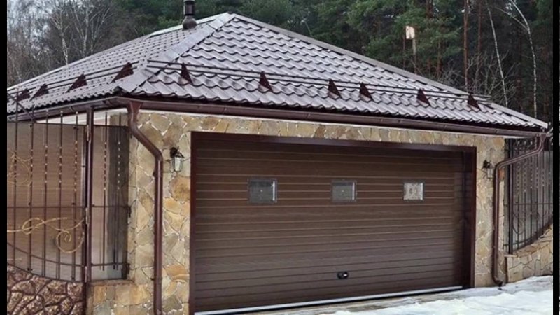 Гараж с четырехскатной крышей