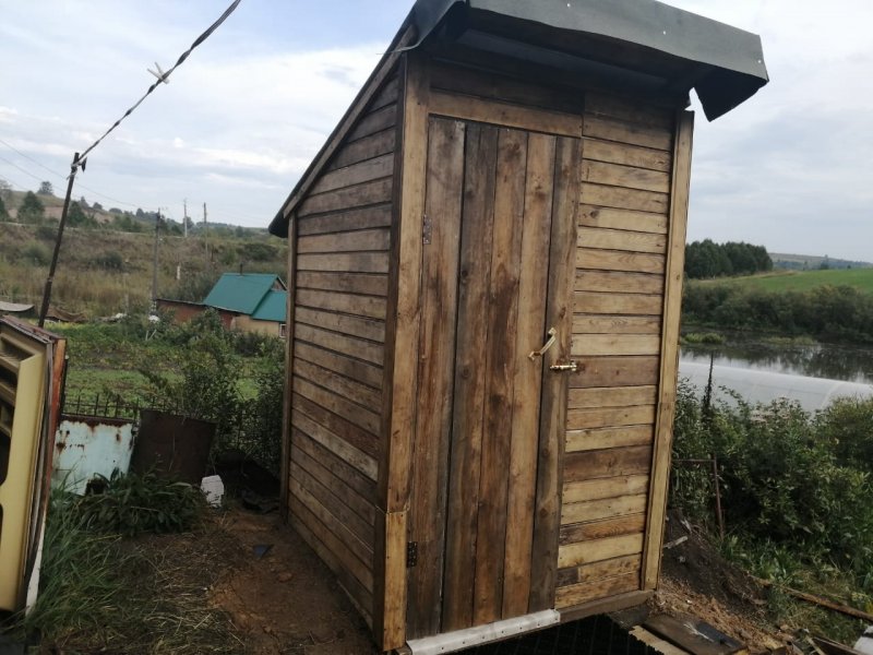 Женщины в деревенском туалете