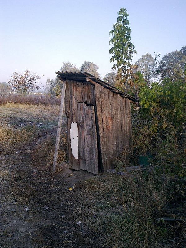 Старый деревянный туалет