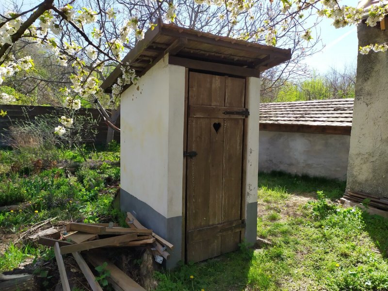 Деревянный общественный туалет