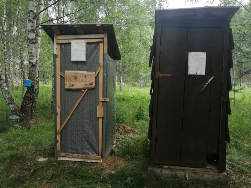 Деревенский туалет на улице