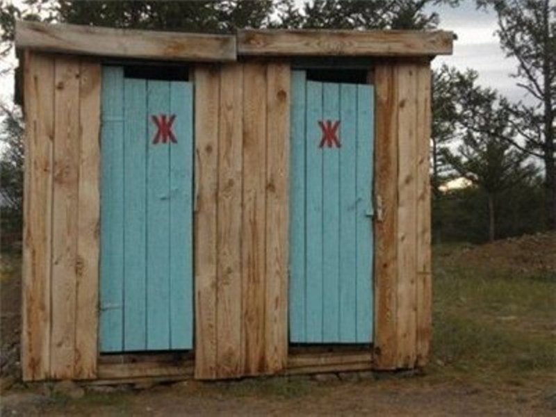 Уличный туалет зимой