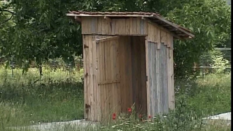 Уличный туалет с раковиной