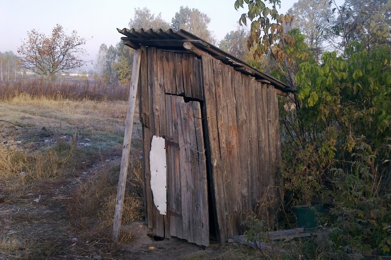Уличный туалет на поле