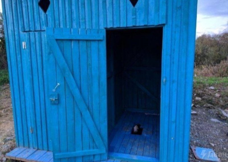 Старый деревянный сортир