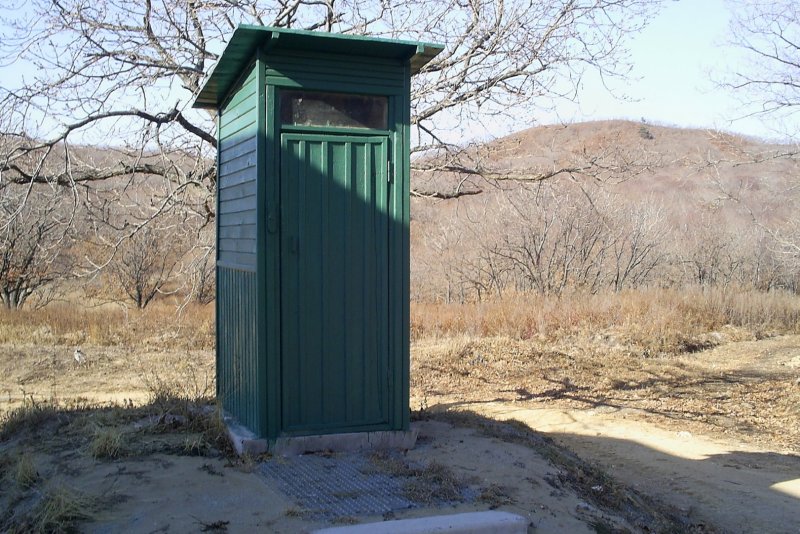 Сортир в лесу фото