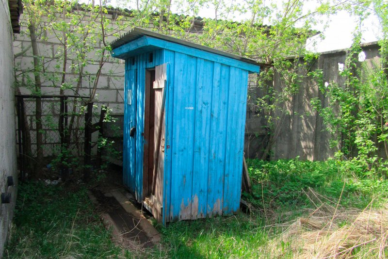 Деревенский туалет открытый