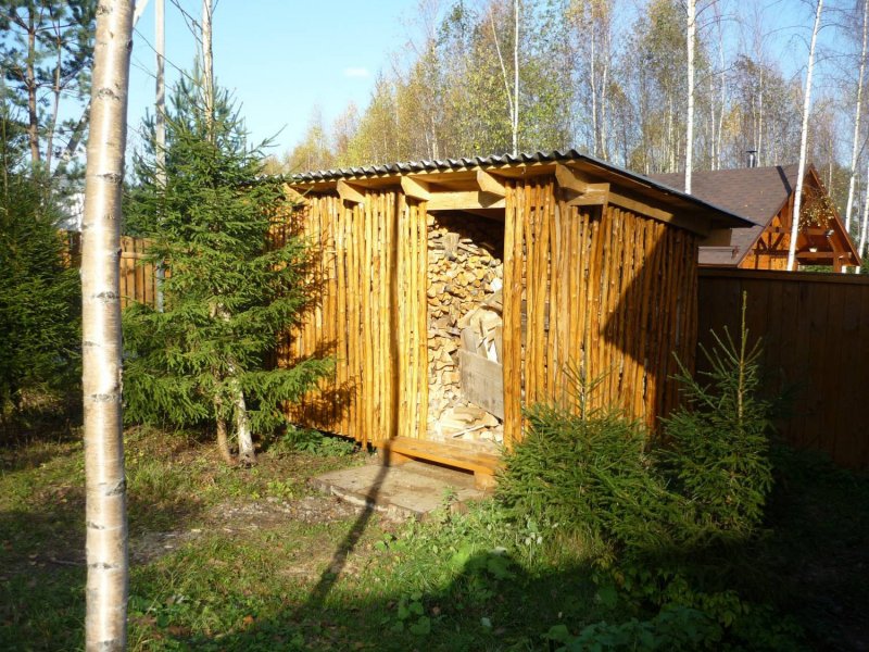 Сарай и дровяник с туалетом