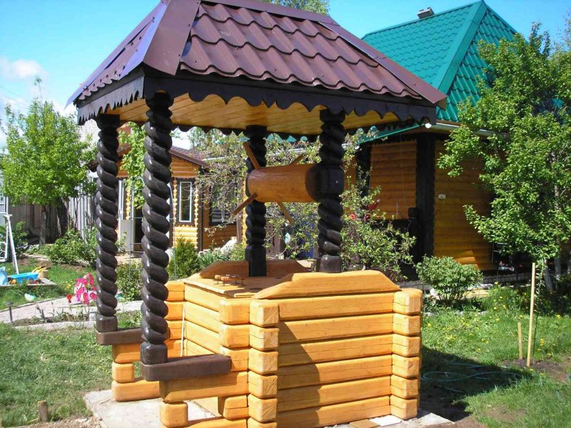 Красивые деревянные колодцы