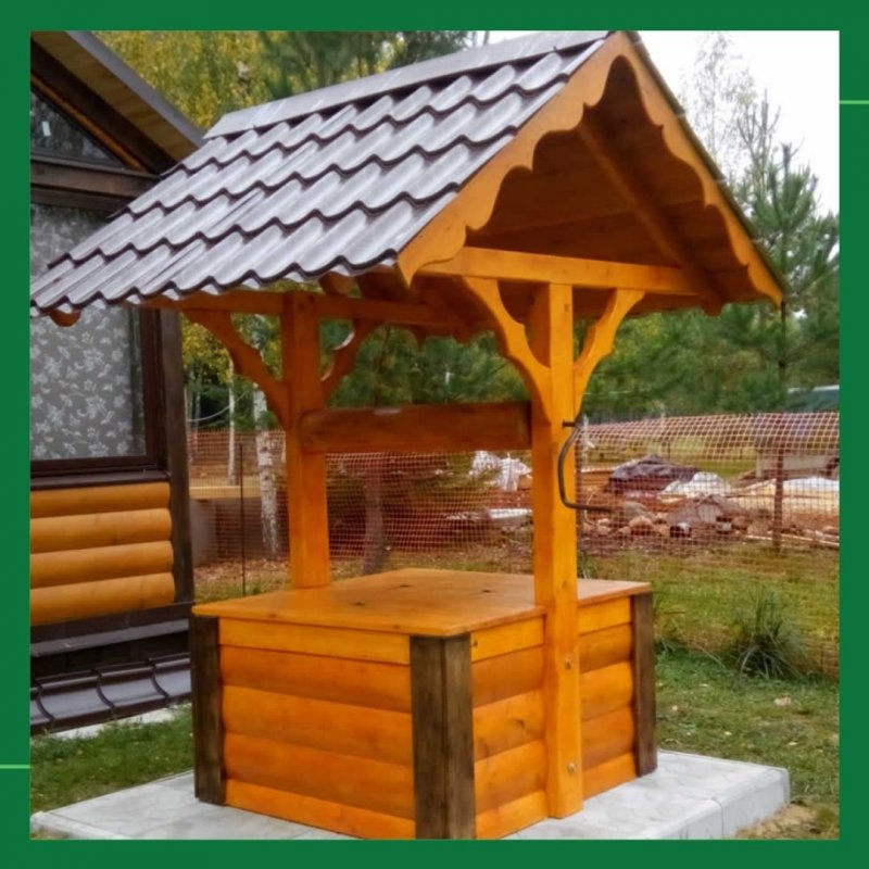 Красивый сад с колодцем