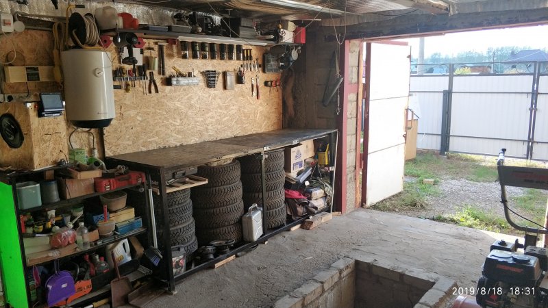 Организация инструмента в гараже на стене
