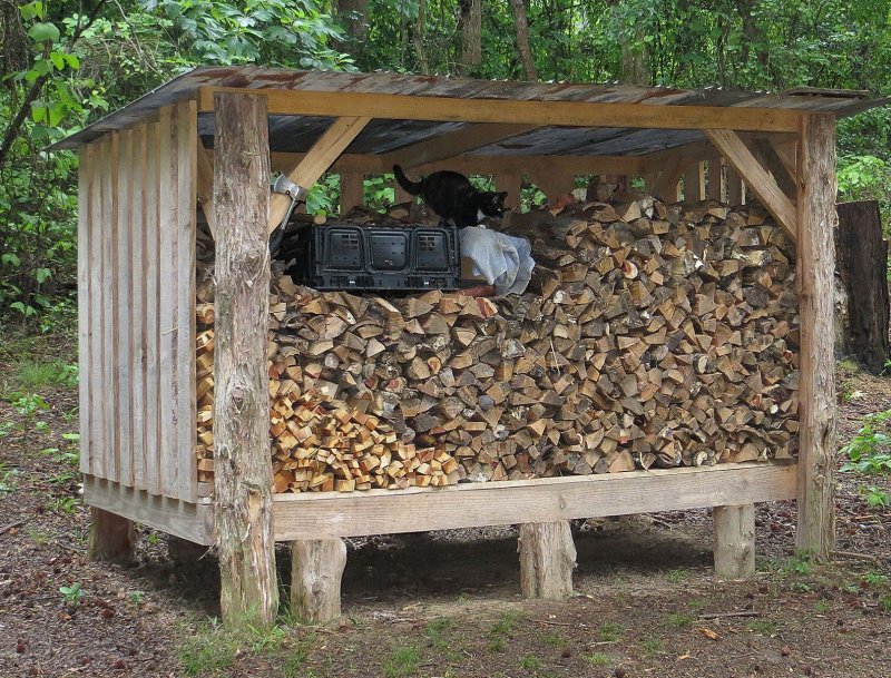 Дровник из стеллажа