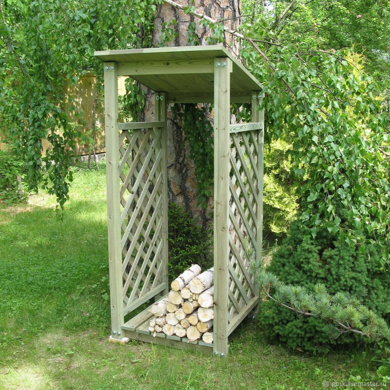 Дровник у забора
