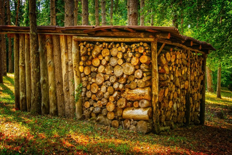 Дровница из бочки