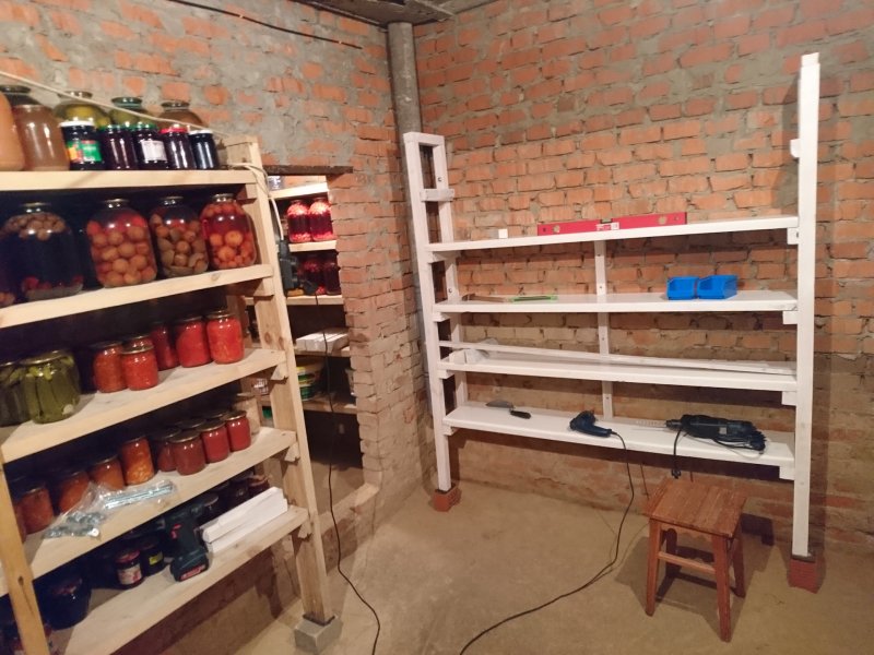 Полки и стеллажи в гараже
