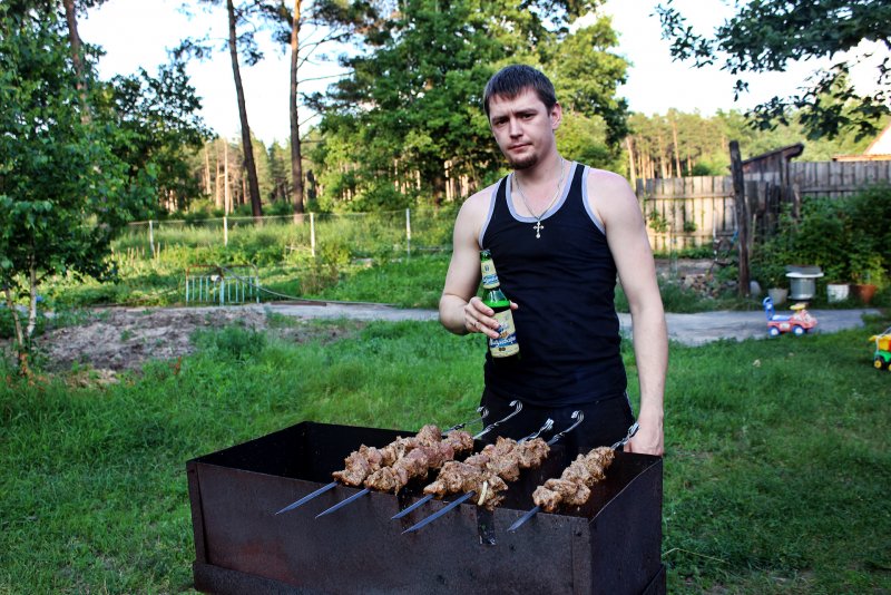 Мужчина с шашлыком