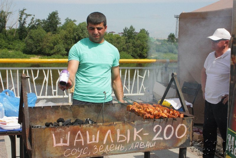 Кавказец шашлычник