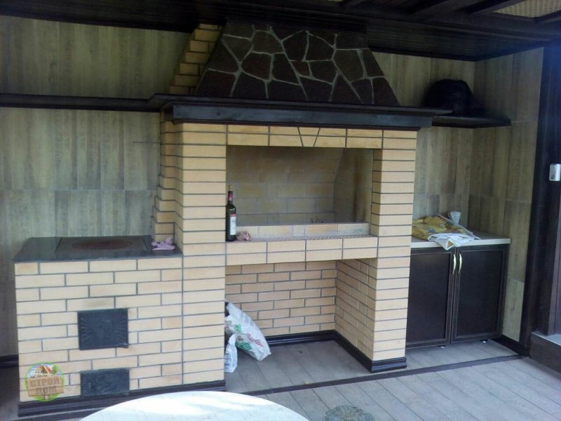 Летний домик с печкой для барбекю