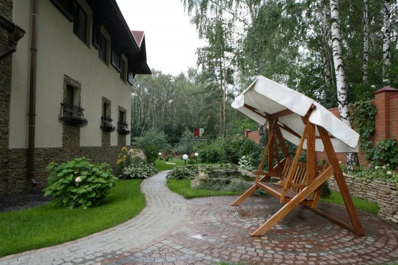 Качели в ландшафтном дизайне загородного дома