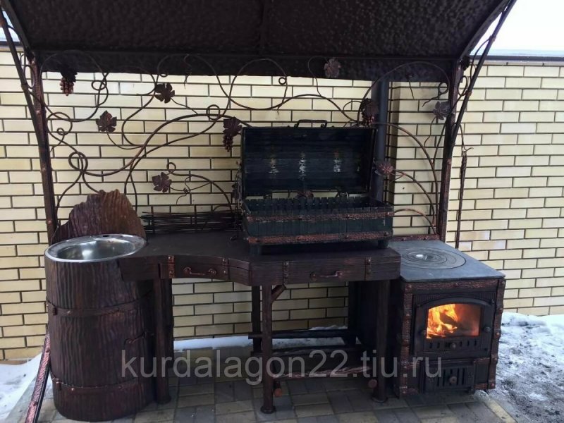 Барбекю из металла и кирпича