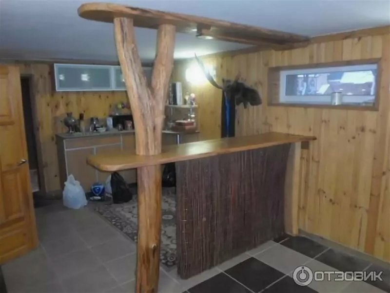 Барная стойка в доме из дерева