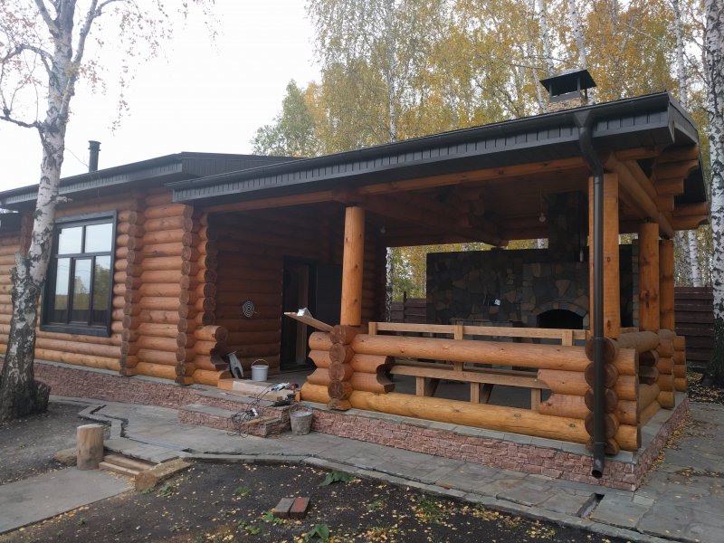 Баня из бревна с беседкой