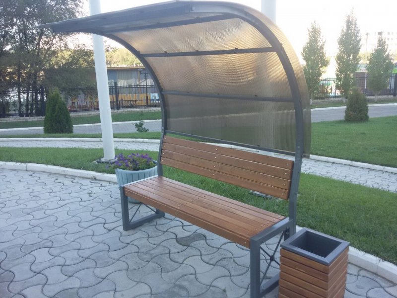 Скамейка с козырьком