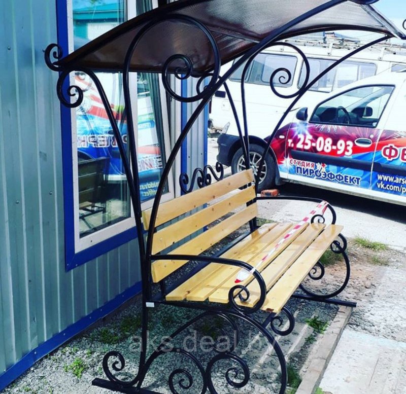 Кованые скамейки с козырьком