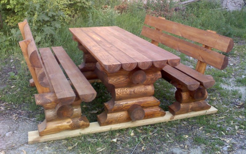 Скамейка из оцилиндрованного бревна