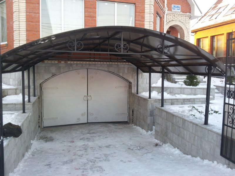 Козырек над гаражом