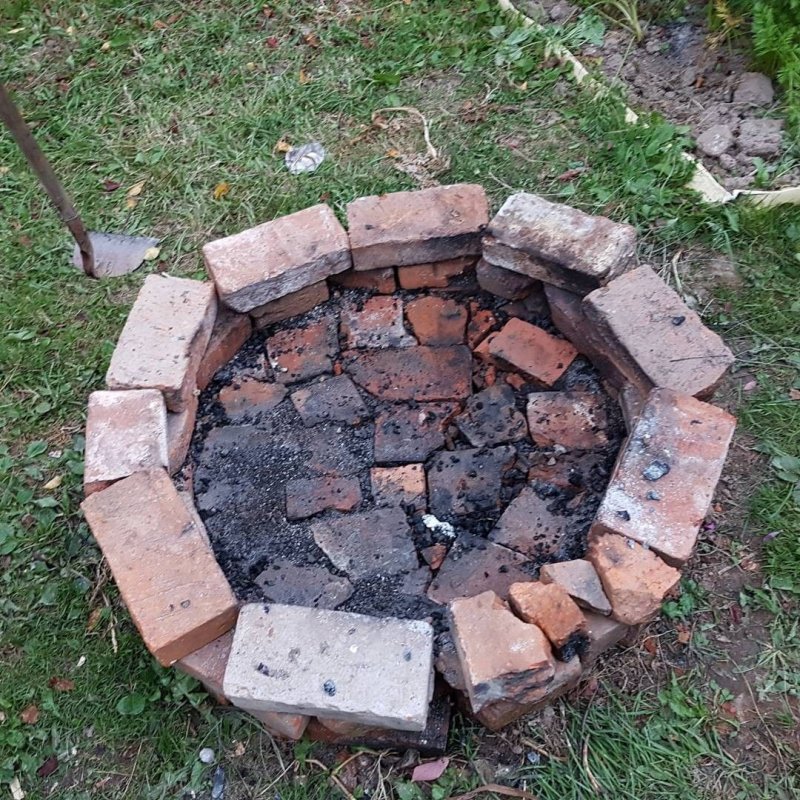 Место для костра из кирпича
