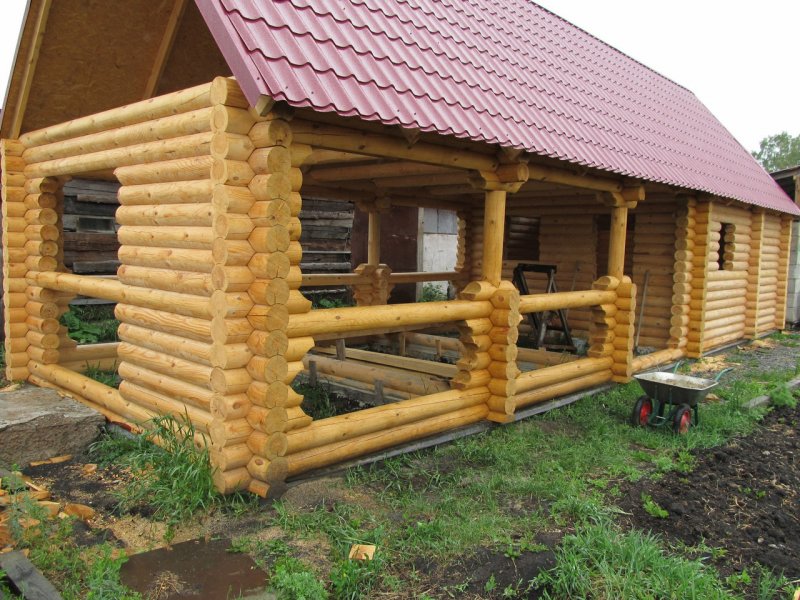 Баня из бревна с беседкой