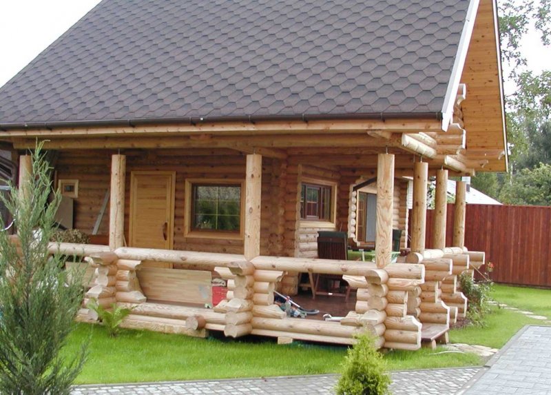 Баня из бревна с верандой