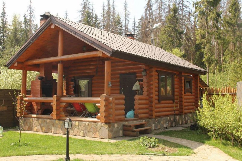 Баня из оцилиндрованного бревна с верандой и барбекю