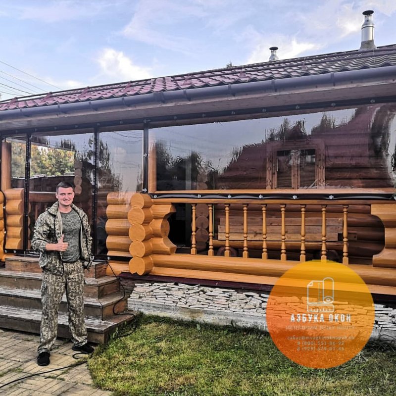 Терраса с мягкими окнами из бревна