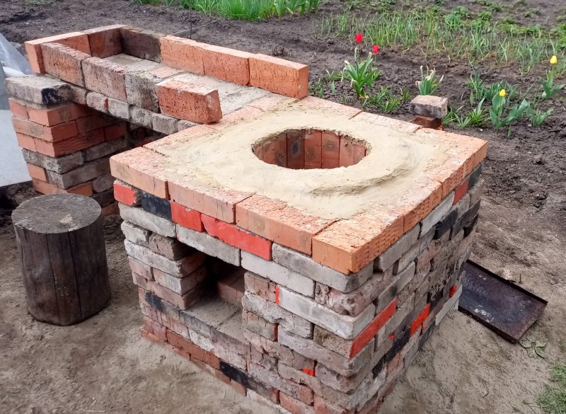 Маленькая уличная печь из кирпича