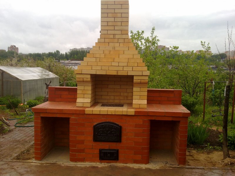 Уличное барбекю из кирпича