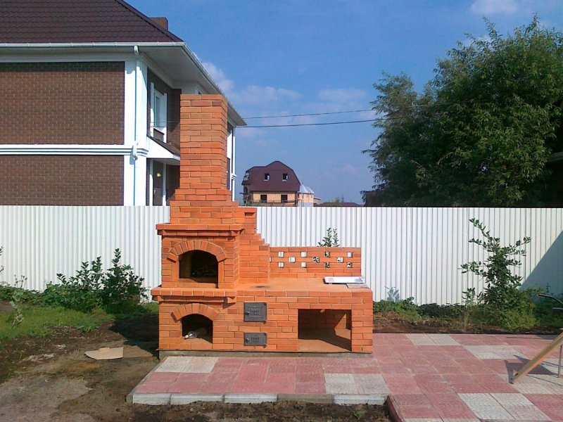 Уличное барбекю из кирпича