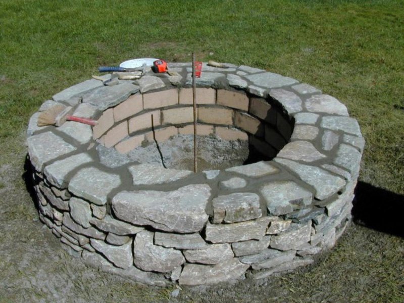 Костровище из кирпича и камня
