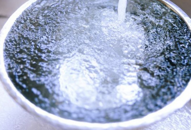 Миска с горячей водой