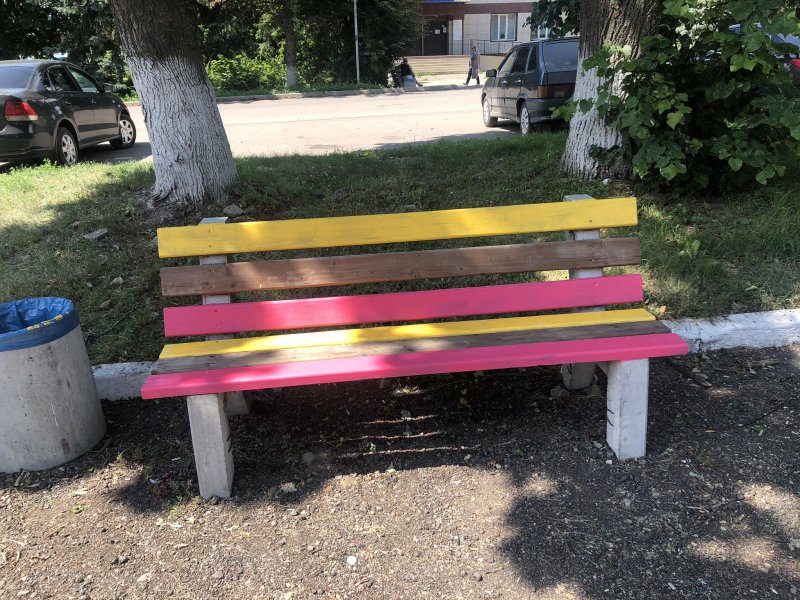 Покраска скамейки на даче