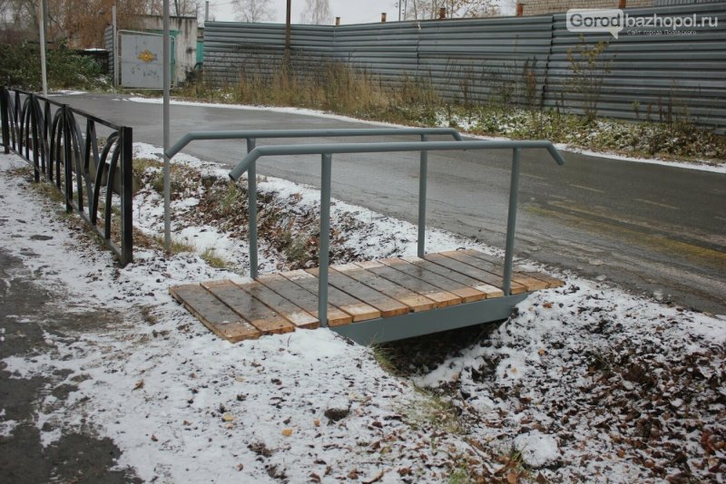 Металлический мост через канаву