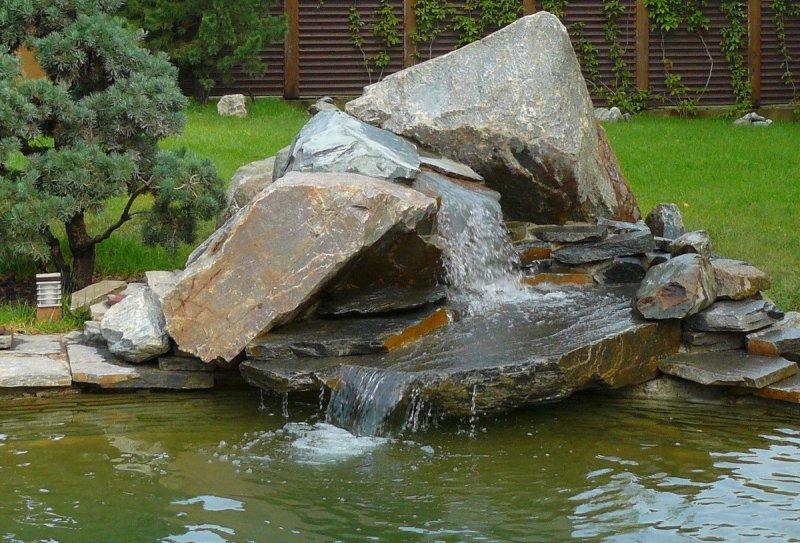 Декоративный пруд с водопадом