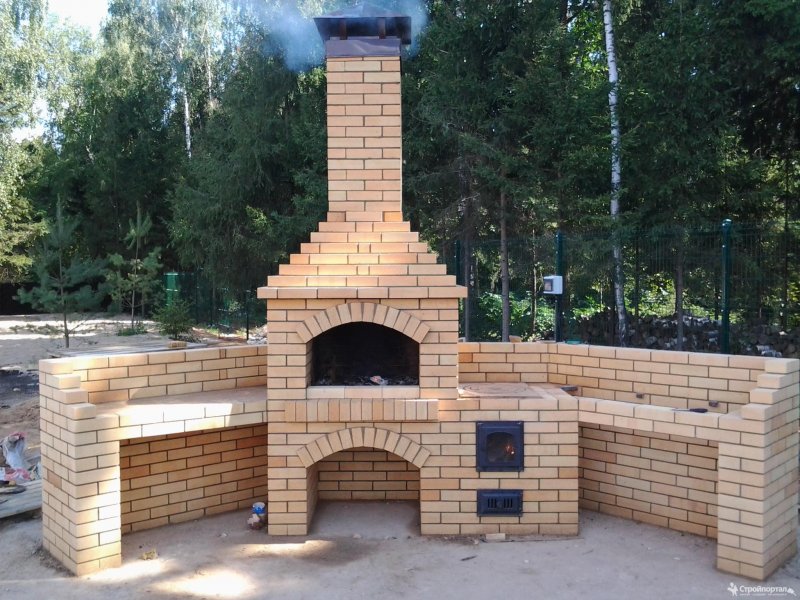 Угловой кирпичный мангал