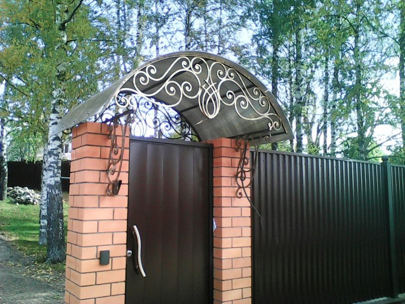 Козырек над калиткой