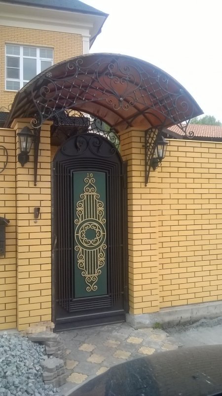 Кованый навес над калиткой