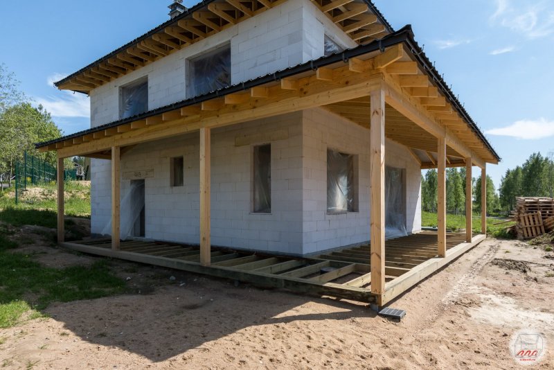 Деревянная терраса к дому из газобетона