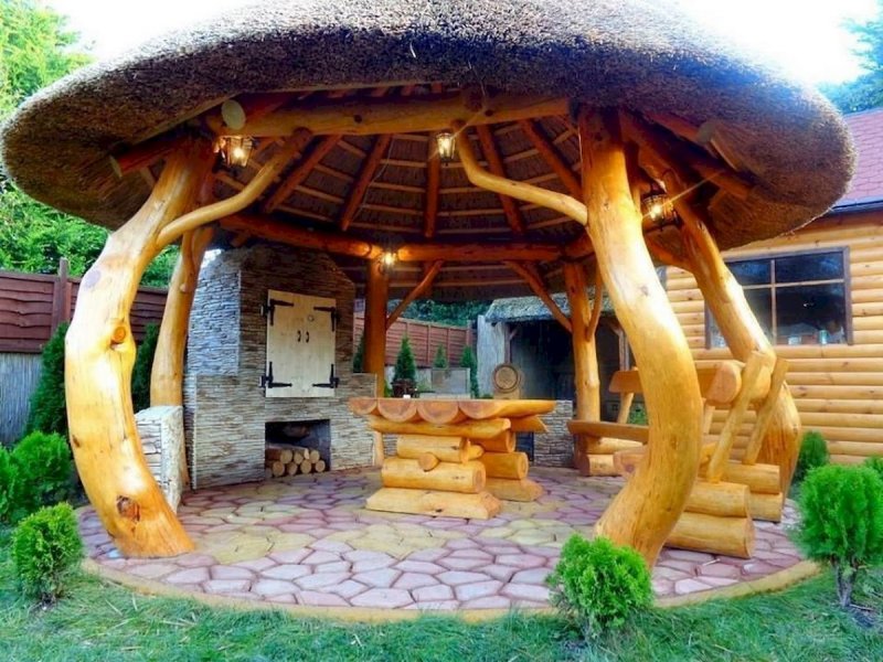 Беседка из стволов деревьев