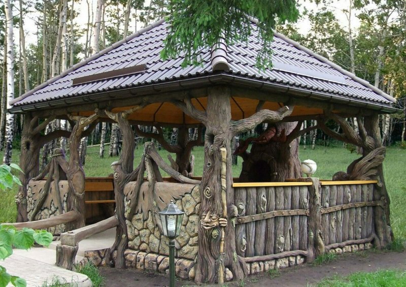Беседка из стволов деревьев